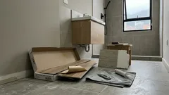 Renovar el baño sin obra: el detalle de preparación y sellado que define si el revestimiento aguanta la humedad