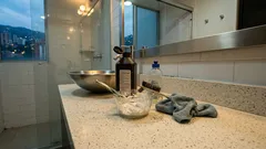 Moho en el baño: la mezcla de tres ingredientes y el detalle de humedad que evita que regrese