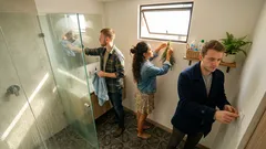 El secreto de poner ramas de romero en la ventana del baño: aroma fresco y menos sensación de humedad