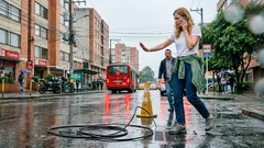 Qué hacer si ves un cable caído en la calle: el riesgo que también puede venir desde el suelo